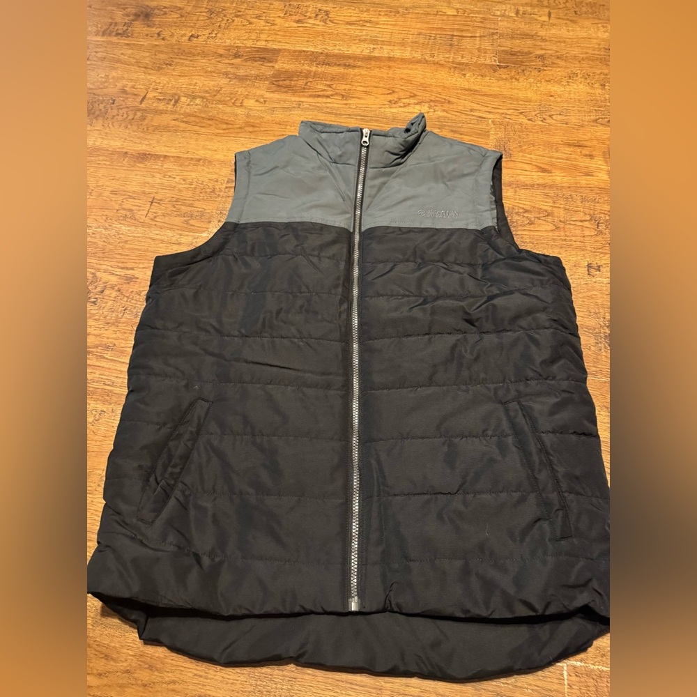 Magellan Outdoors L men’s vest NEW
